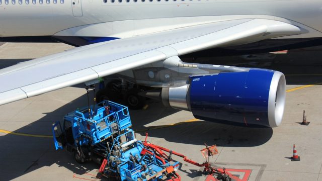 Rinnovabili • Carburante sostenibile per gli aerei, aeroporti Ue superano quota minima obbligatoria