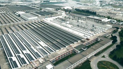 Rinnovabili • Auto italiane tra luci e ombre: produzione cresce, ma la crisi tedesca spaventa la filiera