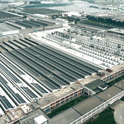 Rinnovabili • Auto italiane tra luci e ombre: produzione cresce, ma la crisi tedesca spaventa la filiera