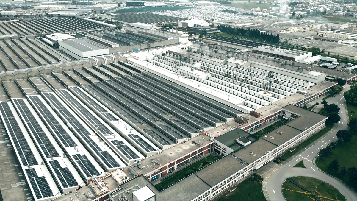 Rinnovabili • Auto italiane tra luci e ombre: produzione cresce, ma la crisi tedesca spaventa la filiera