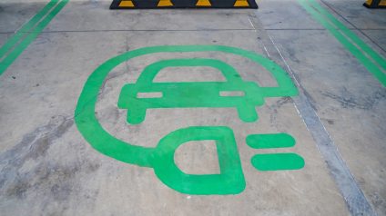 Rinnovabili • Auto elettriche, reti al limite: lo studio che mette a nudo il costo della transizione