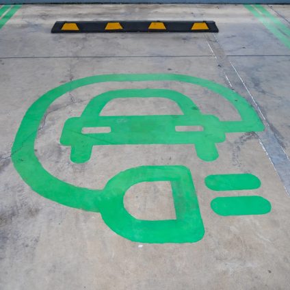 Rinnovabili • Auto elettriche, reti al limite: lo studio che mette a nudo il costo della transizione