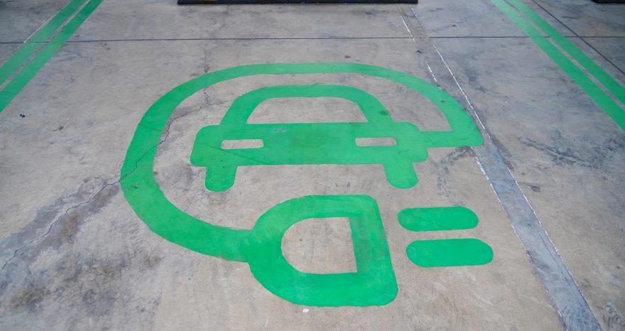 Rinnovabili • Auto elettriche, reti al limite: lo studio che mette a nudo il costo della transizione