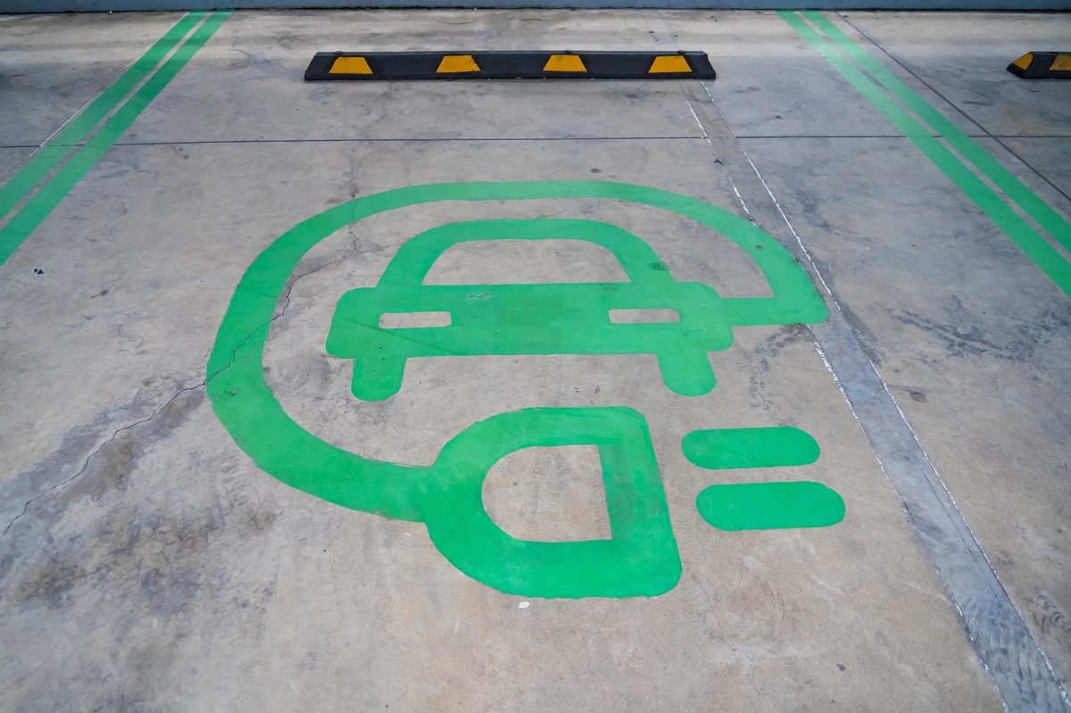 Rinnovabili • Auto elettriche, reti al limite: lo studio che mette a nudo il costo della transizione