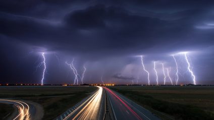 Rinnovabili • Temporali e auto elettriche: scollegare la presa oppure no?