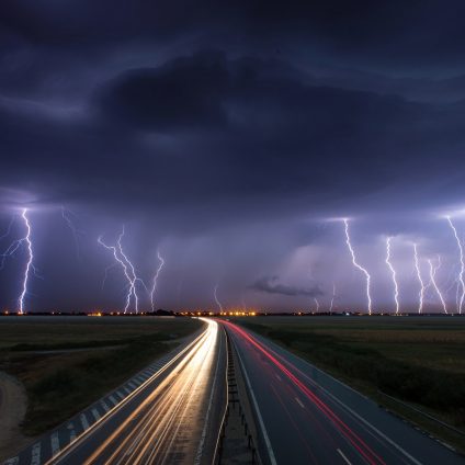 Rinnovabili • Temporali e auto elettriche: scollegare la presa oppure no?