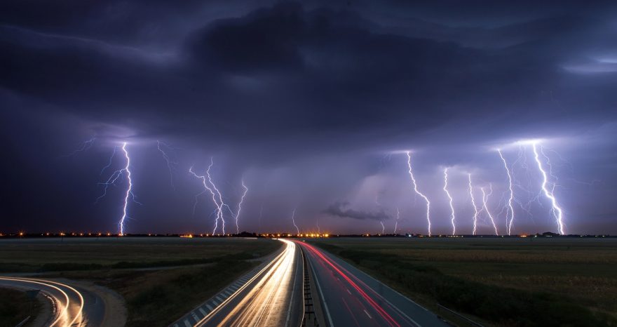 Rinnovabili • Temporali e auto elettriche: scollegare la presa oppure no?