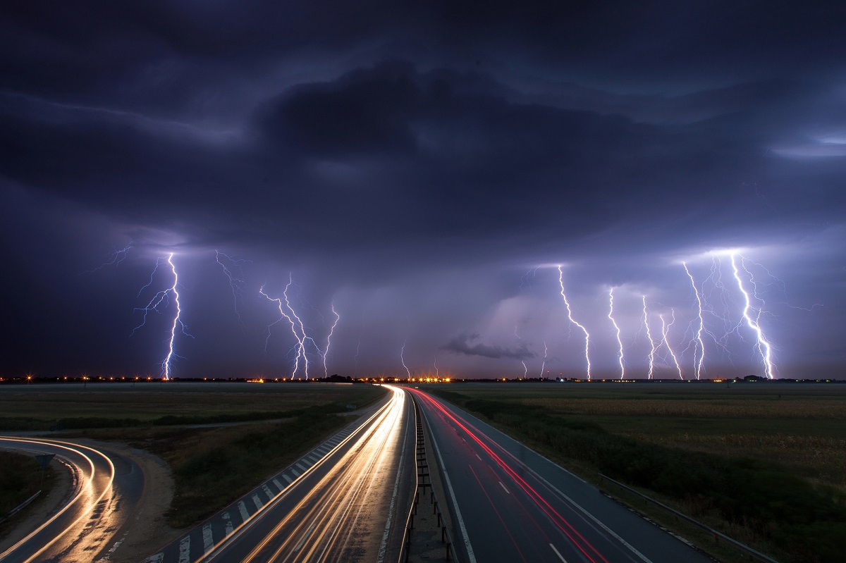 Rinnovabili • Temporali e auto elettriche: scollegare la presa oppure no?