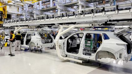 Rinnovabili • Volkswagen, taglio epocale: 100.000 esuberi entro il 2030