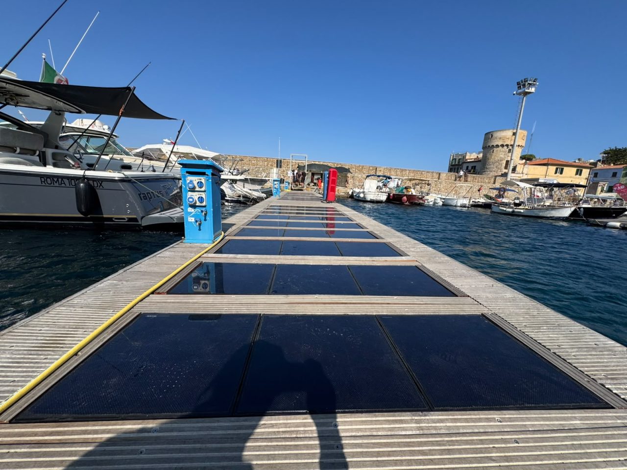 New Time: al Giglio il primo pontile che produce energia dal sole e dal moto ondoso