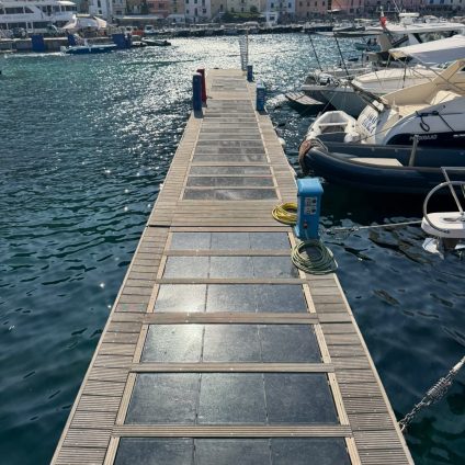 Rinnovabili • New Time: al Giglio il primo pontile che produce energia dal sole e dal moto ondoso