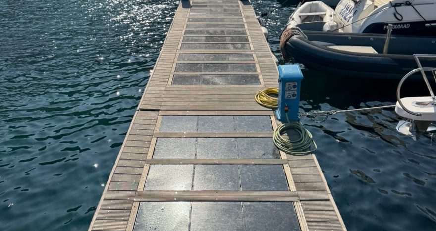 Rinnovabili • New Time: al Giglio il primo pontile che produce energia dal sole e dal moto ondoso