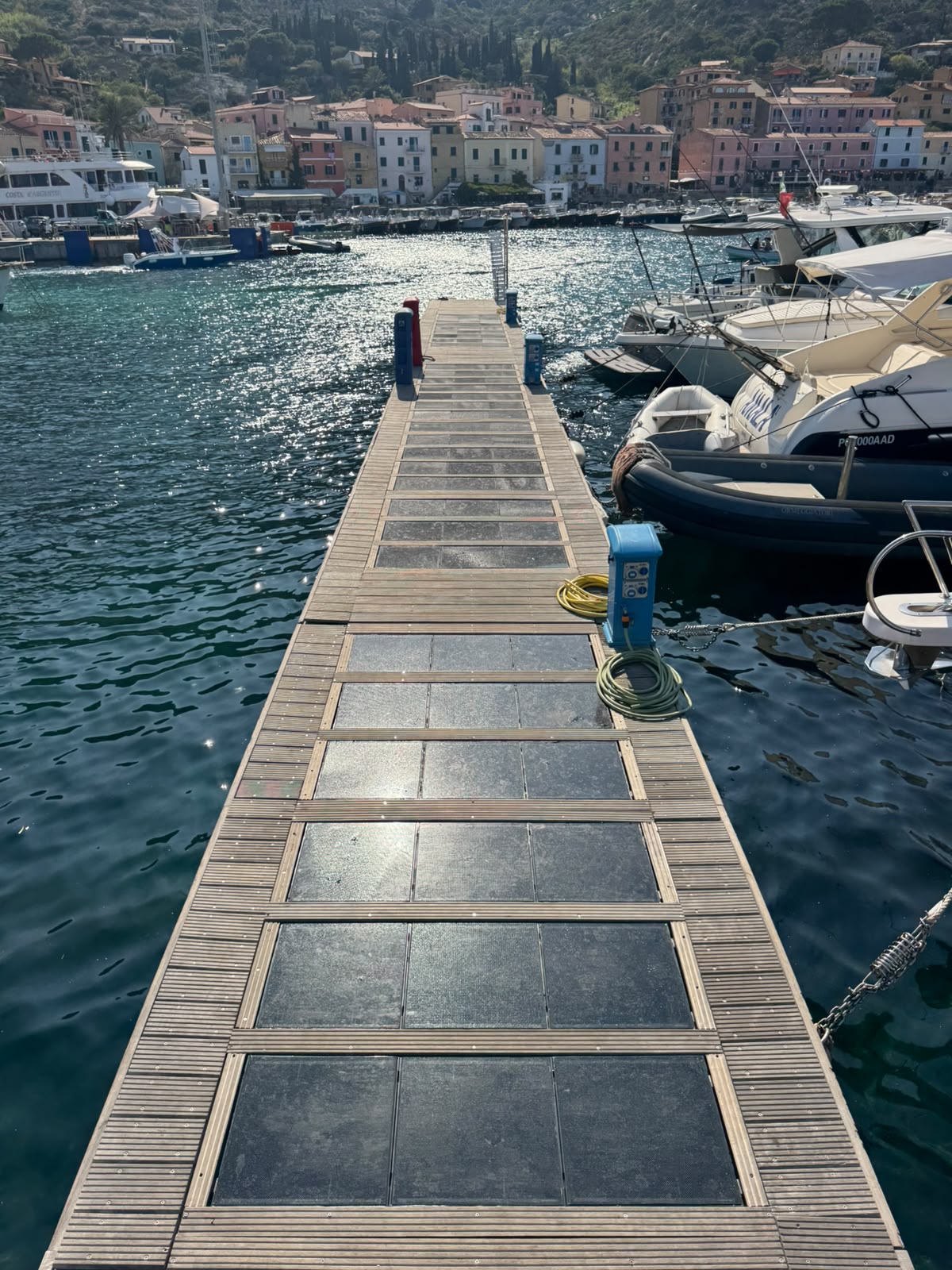 Rinnovabili • New Time: al Giglio il primo pontile che produce energia dal sole e dal moto ondoso