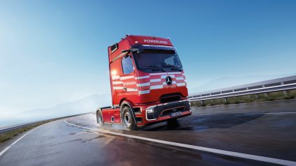 Rinnovabili • Daimler Truck Italia a Ecomondo 2026: anteprima italiana del nuovo Mercedes-Benz Trucks Powerliner,