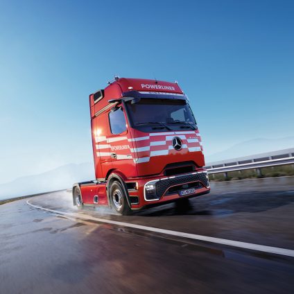 Rinnovabili • Daimler Truck Italia a Ecomondo 2026: anteprima italiana del nuovo Mercedes-Benz Trucks Powerliner,