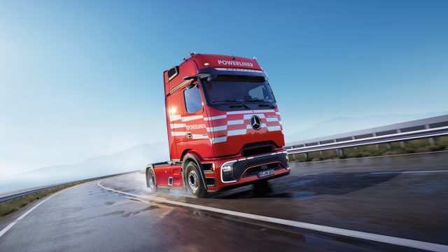 Rinnovabili • Daimler Truck Italia a Ecomondo 2026: anteprima italiana del nuovo Mercedes-Benz Trucks Powerliner,
