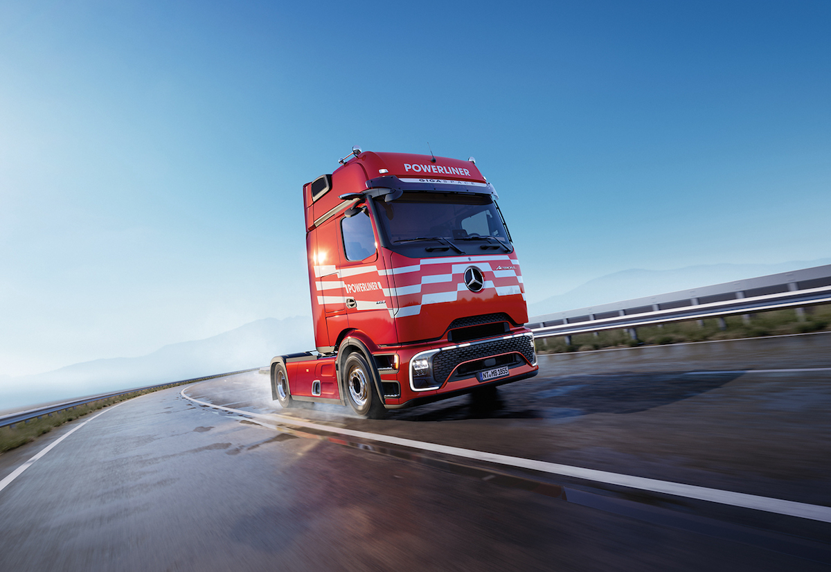 Rinnovabili • Daimler Truck Italia a Ecomondo 2026: anteprima italiana del nuovo Mercedes-Benz Trucks Powerliner,