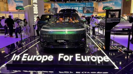 Rinnovabili • Auto cinesi, crisi del mercato interno con flessione del 28%. Ecco il motivo del boom dell'export