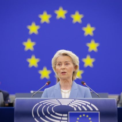 Rinnovabili • Crisi energetica 2026, Von der Leyen annuncia: domanda aggregata e dialogo su raffinerie