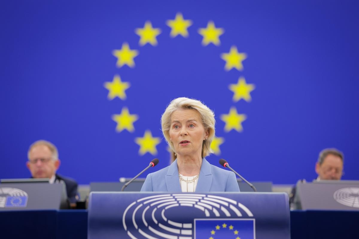 Rinnovabili • Crisi energetica 2026, Von der Leyen annuncia: domanda aggregata e dialogo su raffinerie