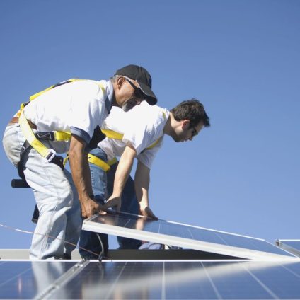 Rinnovabili • Lavorare nel fotovoltaico: installatori destinati a calare, riciclatori in crescita