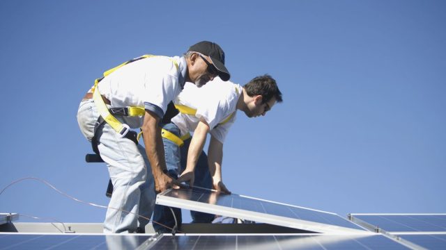 Rinnovabili • Lavorare nel fotovoltaico: installatori destinati a calare, riciclatori in crescita