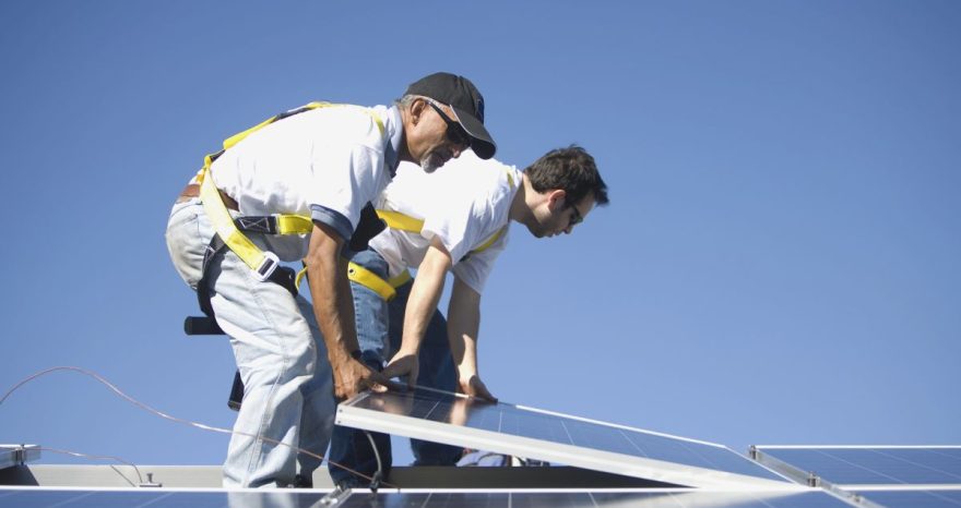 Rinnovabili • Lavorare nel fotovoltaico: installatori destinati a calare, riciclatori in crescita