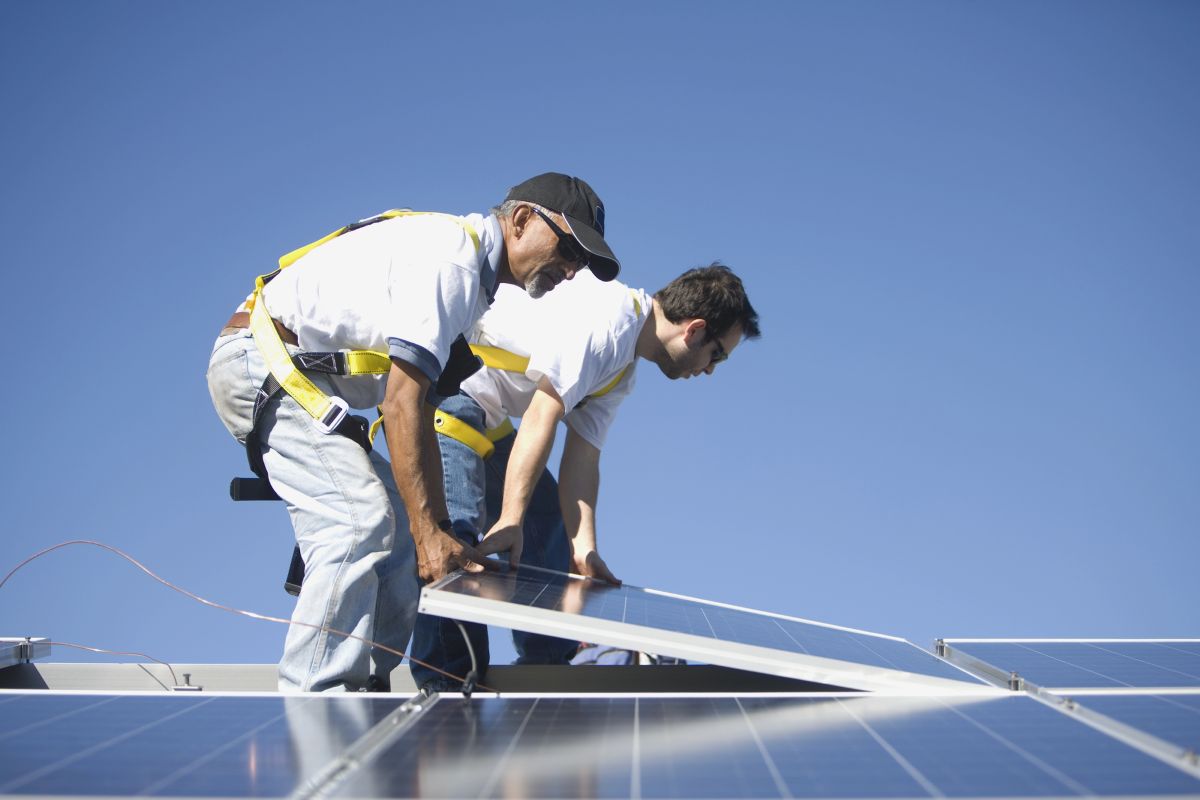 Rinnovabili • Lavorare nel fotovoltaico: installatori destinati a calare, riciclatori in crescita