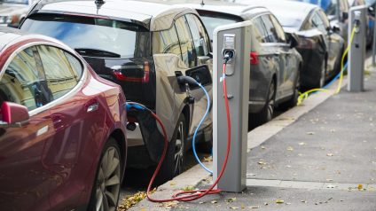 Rinnovabili • Ricarica auto elettrica: la rivoluzione del pagamento con carta. Cosa cambia dal 1° gennaio