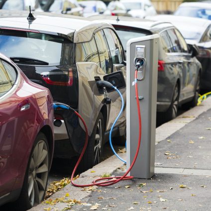 Rinnovabili • Ricarica auto elettrica: la rivoluzione del pagamento con carta. Cosa cambia dal 1° gennaio