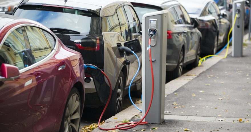 Rinnovabili • Ricarica auto elettrica: la rivoluzione del pagamento con carta. Cosa cambia dal 1° gennaio