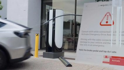 Rinnovabili • Tesla Emergency Drive Away: la funzione di emergenza per scappare con il cavo collegato