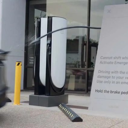 Rinnovabili • Tesla Emergency Drive Away: la funzione di emergenza per scappare con il cavo collegato