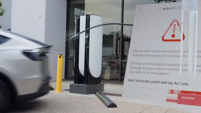 Rinnovabili • Tesla Emergency Drive Away: la funzione di emergenza per scappare con il cavo collegato