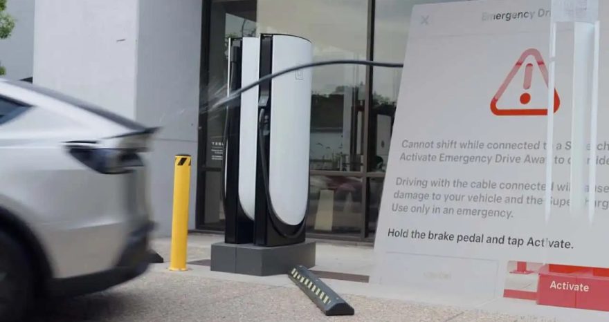 Rinnovabili • Tesla Emergency Drive Away: la funzione di emergenza per scappare con il cavo collegato